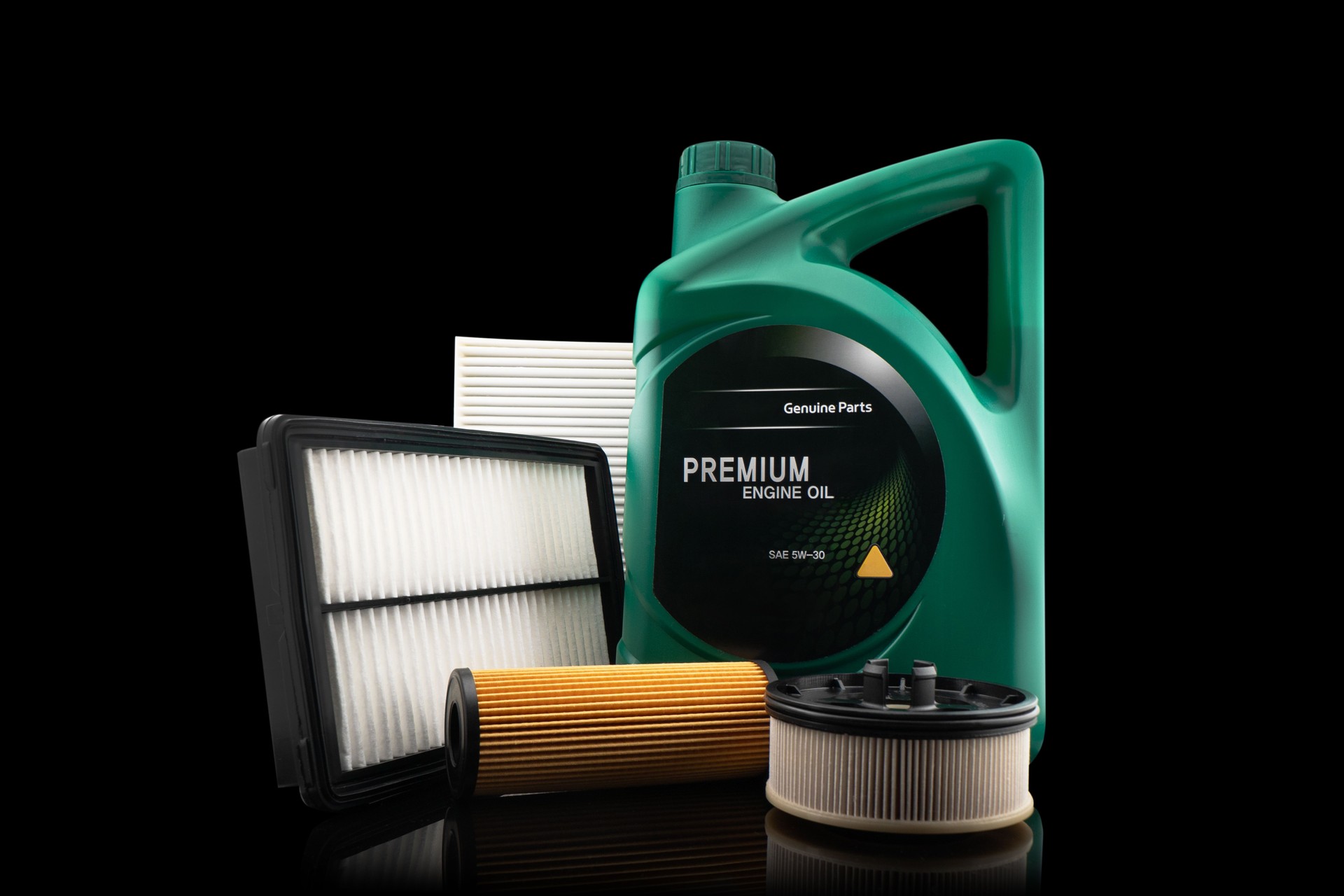 Huile moteur de voiture et filtres isolés sur fond noir. L’huile de voiture, l’air, les filtres à carburant et l’huile moteur en plastique peuvent être isolés. Pièces de rechange de qualité pour l’entretien ou l’entretien de la voiture