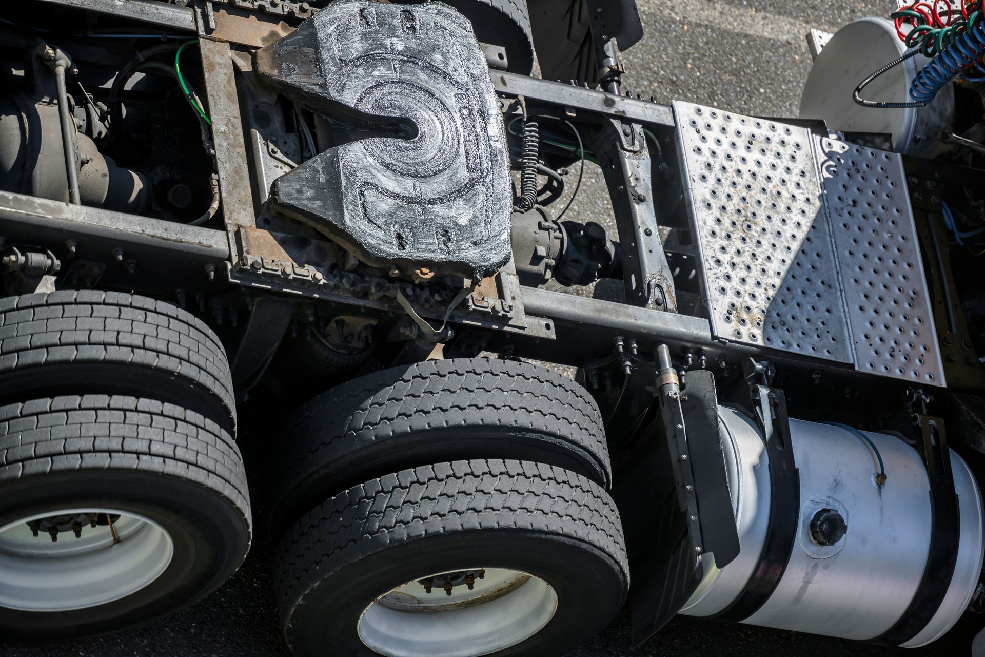 Cadre et châssis d’un tracteur semi-camion de grande plate-forme avec des roues doubles et une cinquième roue avec un attelage dans la lubrification
