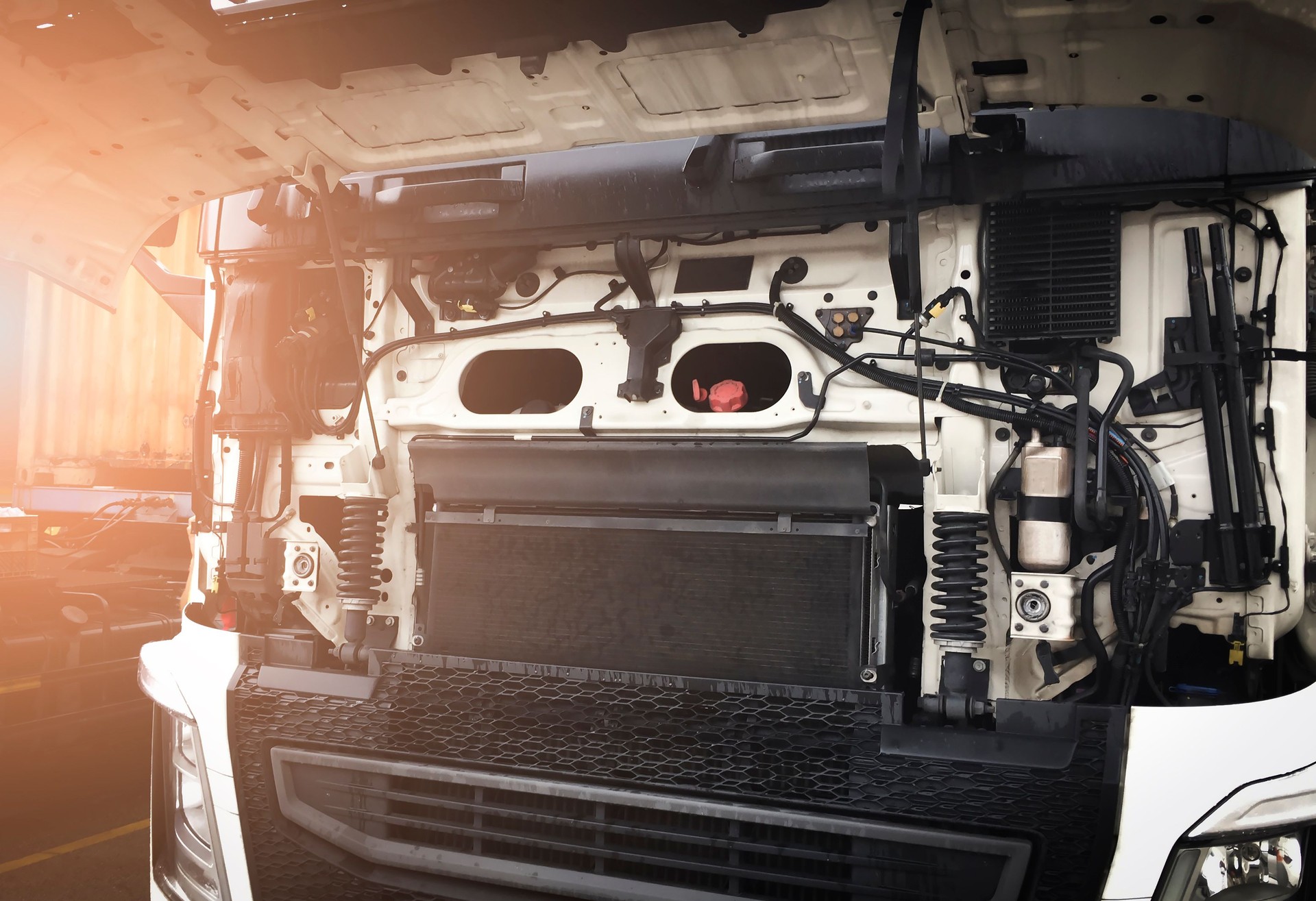 Entretien ouvert du moteur semi-remorque. Entretien et réparation des camions